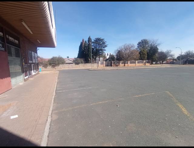 1,500M² BUILDING FOR SALE IN THREE RIVERS EAST